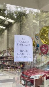 Anuncio de empleo para ayudante general donde se solicita llevar currículum, ejemplo de reclutamiento de cercanía en el Bajío.